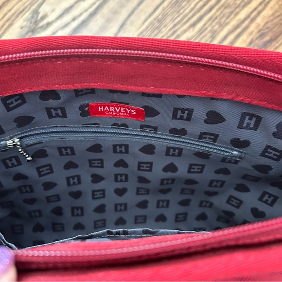 Harvey’s ruby messenger seatbelt bag NWOT EUC $124 - Picture 7 of 9